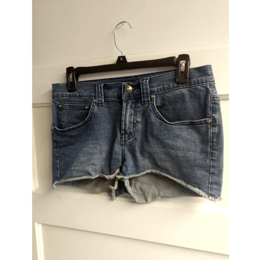 Medium wash short shorts